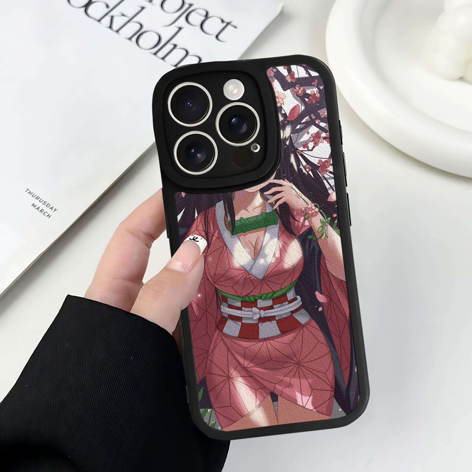 （画像用） 鬼滅の刃（きめつのやいば）竈門 禰󠄀豆子／かまど ねずこ Kamado Nezuko 【iPhone 16シリーズ対応】シリコンスマホケース（レザー調） 材質：シリコン